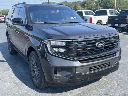 Used 2025 Ford Expedition Platinum w/ Stealth Performance Package AWD/4WD image 3