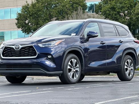 Used 2024 Toyota Highlander XLE image 8