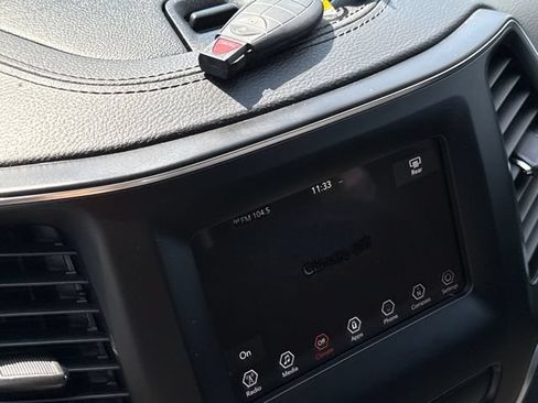 Used 2020 Jeep Cherokee Latitude FWD image 28