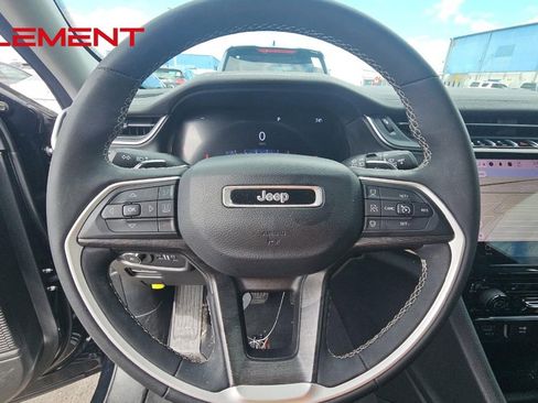 Used 2023 Jeep Grand Cherokee Limited RWD image 2