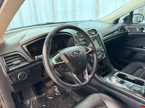 Used 2018 Ford Fusion SE w/ Equipment Group 201A FWD image 4
