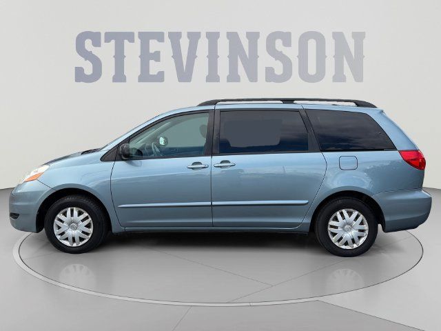 Used 2009 Toyota Sienna LE FWD image 2