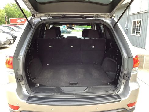 Used 2019 Jeep Grand Cherokee Laredo AWD/4WD image 15