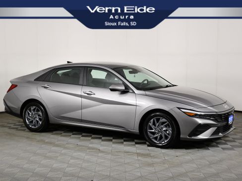 Used 2024 Hyundai Elantra SEL FWD image 1