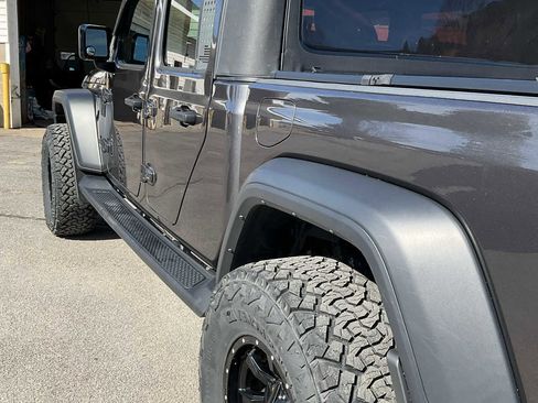 Used 2022 Jeep Gladiator Sport image 15