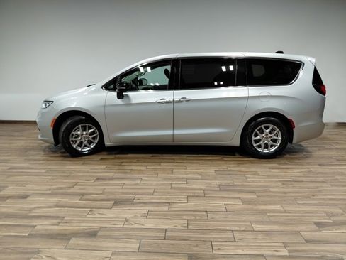 Used 2024 Chrysler Pacifica Touring-L image 21
