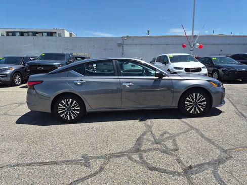 Used 2025 Nissan Altima 2.5 SV FWD image 2