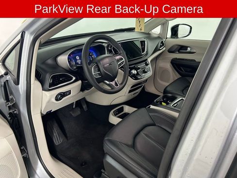 Used 2024 Chrysler Pacifica Touring-L FWD image 12