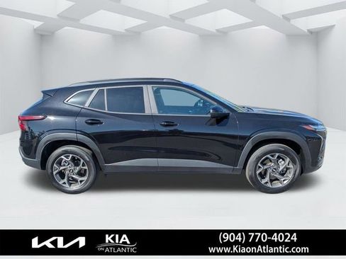 Used 2025 Chevrolet Trax LT w/ LT Convenience Package FWD image 2
