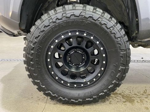 Used 2018 Toyota Tacoma TRD Sport w/ Technology Package image 24