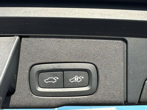 Used 2022 Volvo XC60 B5 Momentum w/ Climate Package image 33