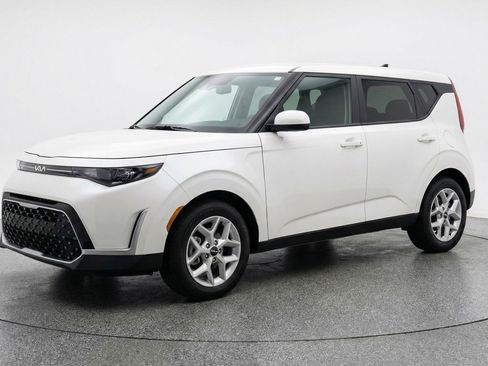 Used 2025 Kia Soul LX w/ LX Technology Package image 3