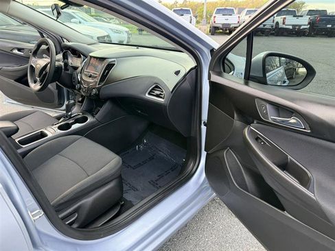 Used 2017 Chevrolet Cruze LT w/ Convenience Package FWD image 10