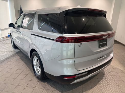 Used 2023 Kia Carnival LX FWD image 3