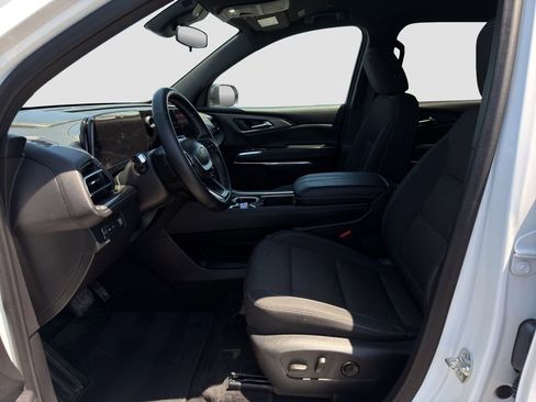 Used 2025 Chevrolet Traverse LT FWD image 9