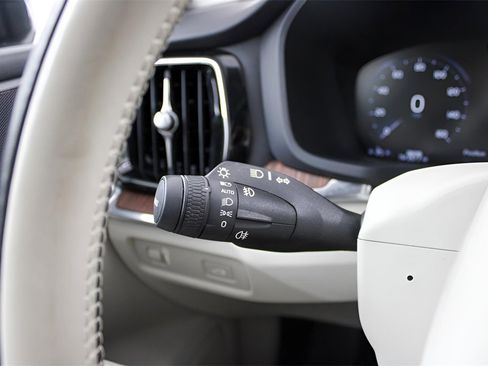 Certified 2022 Volvo S60 B5 Momentum w/ Premium Package image 19