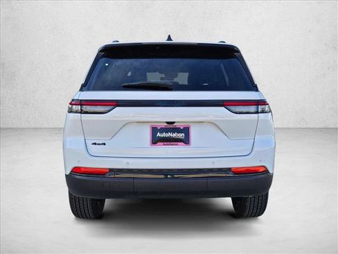 New 2025 Jeep Grand Cherokee Altitude image 8