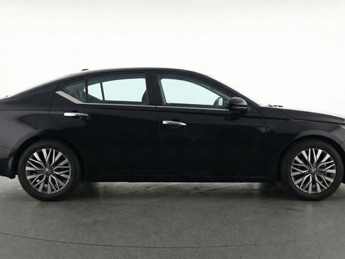 Used 2025 Nissan Altima 2.5 SV image 11