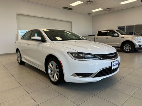 Used 2015 Chrysler 200 Limited w/ Convenience Group FWD image 4
