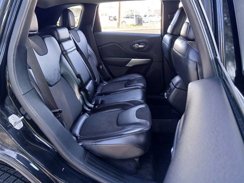 Used 2018 Jeep Cherokee Latitude Plus FWD image 10
