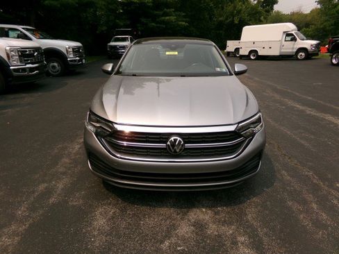 Used 2023 Volkswagen Jetta SE w/ Panoramic Sunroof Package FWD image 2