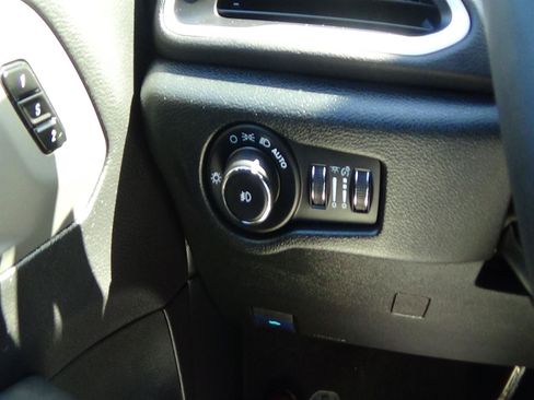 Certified 2025 Chrysler Pacifica Select FWD image 21