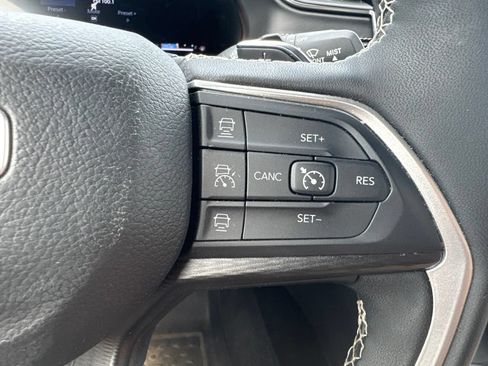 Used 2025 Jeep Grand Cherokee Altitude AWD/4WD image 15