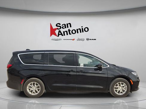 New 2026 Chrysler Pacifica Select image 9