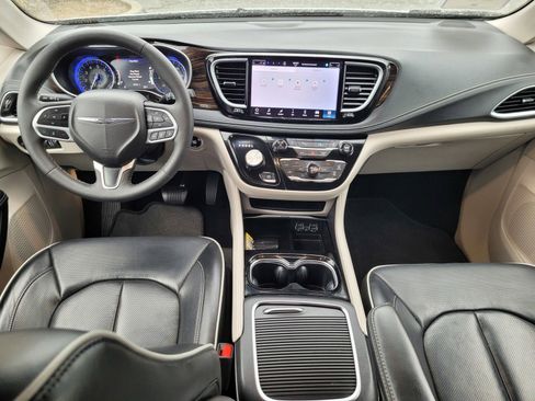 Used 2024 Chrysler Pacifica Limited image 14
