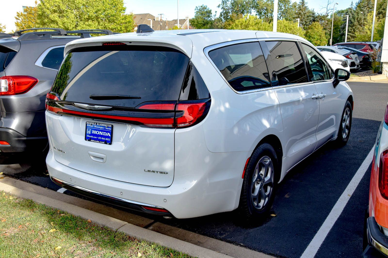 Used 2024 Chrysler Pacifica Limited FWD image 4