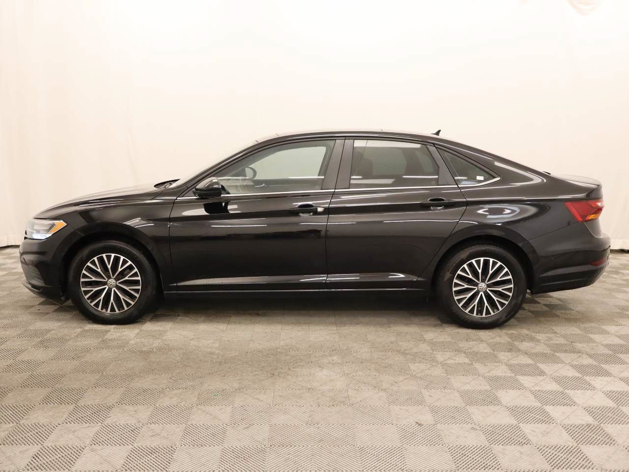 Used 2019 Volkswagen Jetta SE FWD image 2