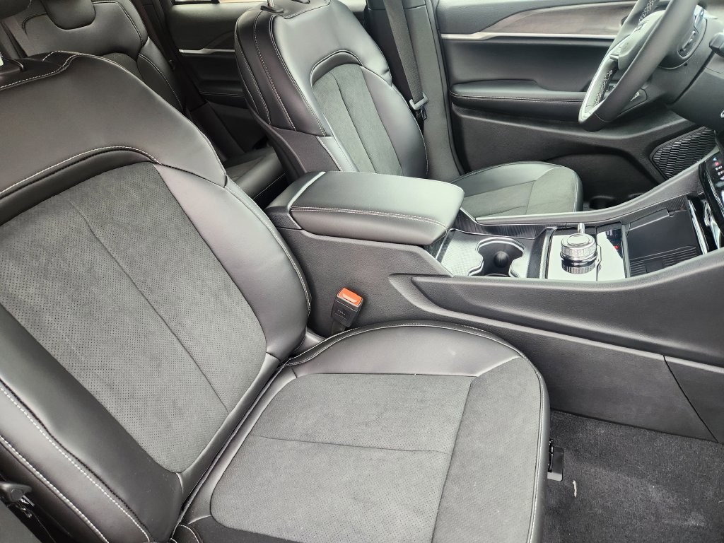 New 2026 Jeep Grand Cherokee Altitude AWD/4WD image 11