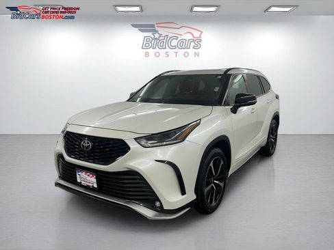Used 2021 Toyota Highlander XSE AWD/4WD image 1