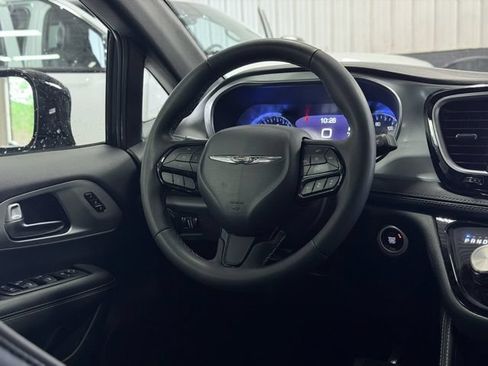 Used 2025 Chrysler Pacifica Limited FWD image 33