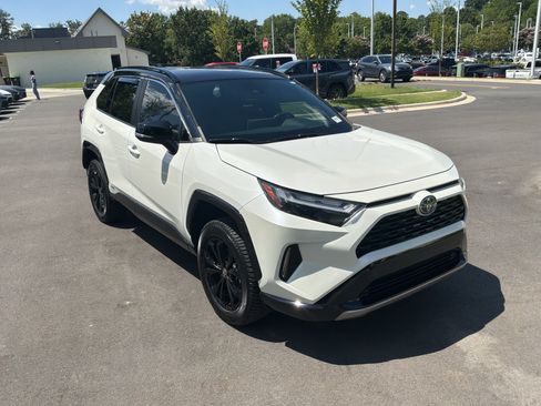 Used 2022 Toyota RAV4 XSE AWD/4WD image 2