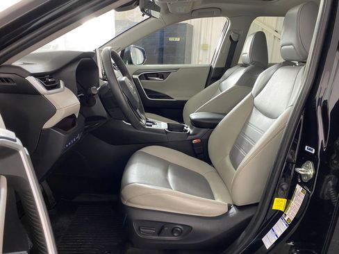 Used 2020 Toyota RAV4 Limited image 4