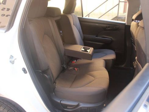 Used 2022 Toyota Highlander LE AWD/4WD image 12