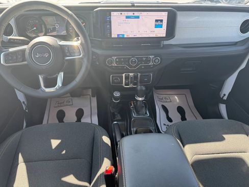Used 2025 Jeep Wrangler Unlimited Sahara image 6