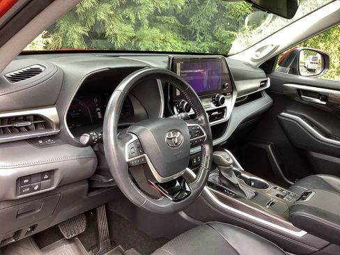 Used 2023 Toyota Highlander Limited image 14