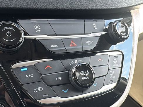 Used 2023 Chrysler Voyager LX image 29