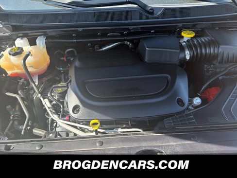 Used 2023 Chrysler Pacifica Touring-L FWD image 10