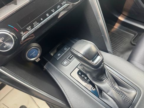 Used 2021 Toyota Venza LE AWD/4WD image 16