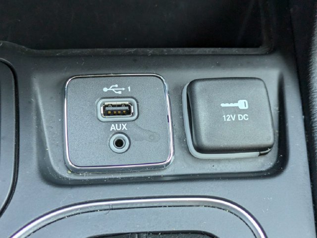 Used 2019 Jeep Cherokee Latitude Plus FWD image 22