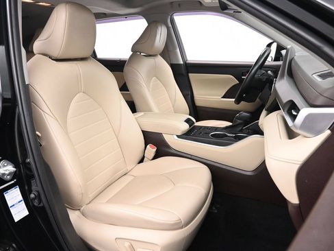 Used 2022 Toyota Highlander XLE AWD/4WD image 24