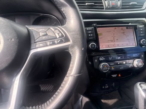 Used 2018 Nissan Rogue SV w/ Premium Package FWD image 7