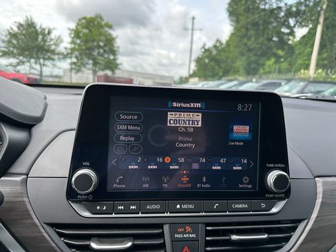 Used 2025 Nissan Altima 2.5 SV FWD image 11