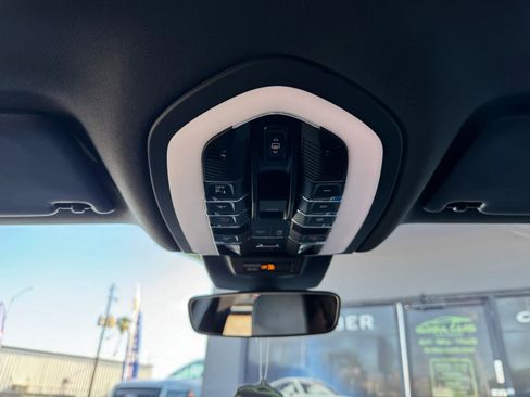 Used 2021 Porsche Macan image 31