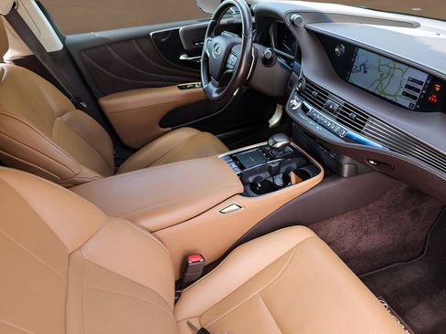 Used 2018 Lexus LS 500 w/ Accessory Package (Z2) RWD image 28
