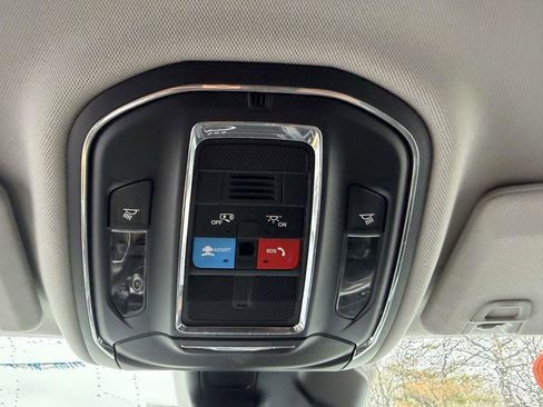 Used 2023 Jeep Grand Cherokee Laredo AWD/4WD image 37