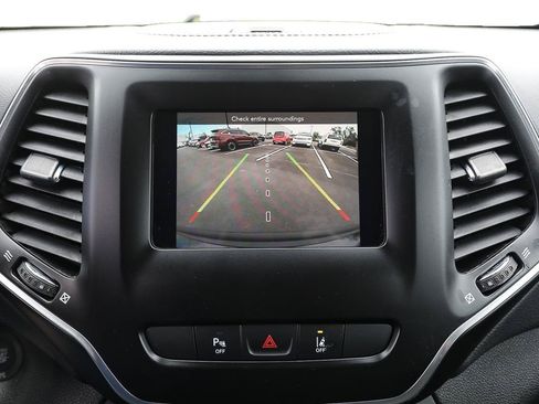 Used 2021 Jeep Cherokee Latitude Plus AWD/4WD image 17